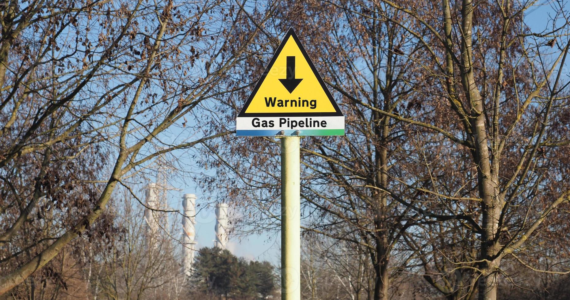 Gaspipeline-Schild und Kraftwerk foto