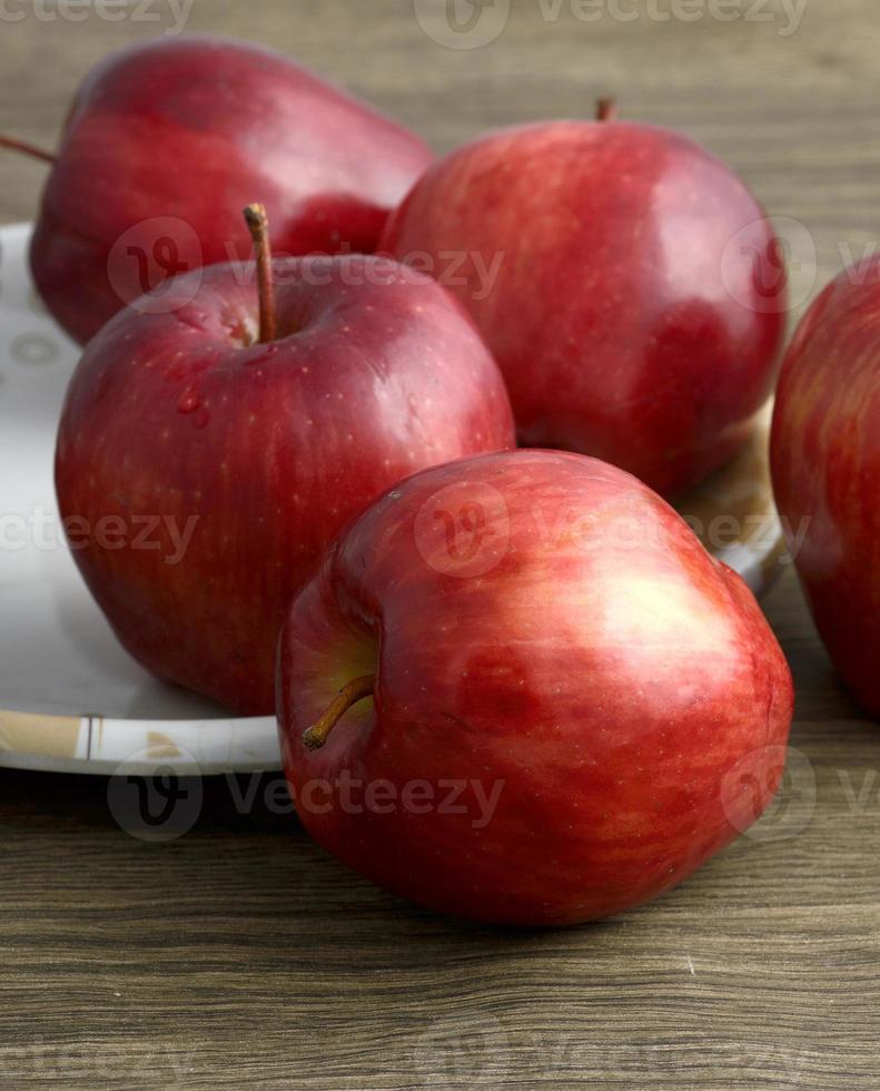 reife rote Äpfel auf hölzernem Hintergrund foto