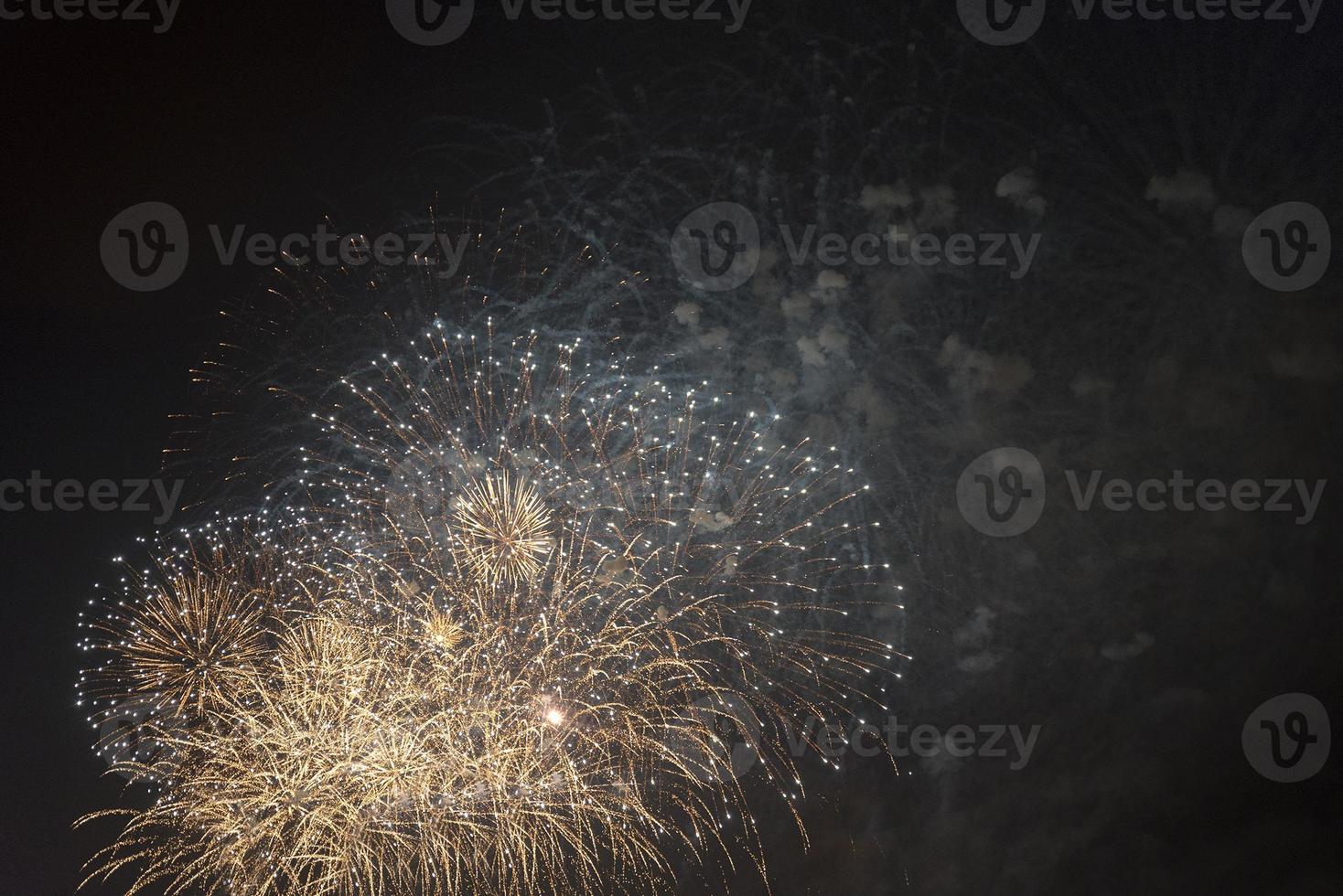 Feuerwerk am Nachthimmel im Urlaub. foto