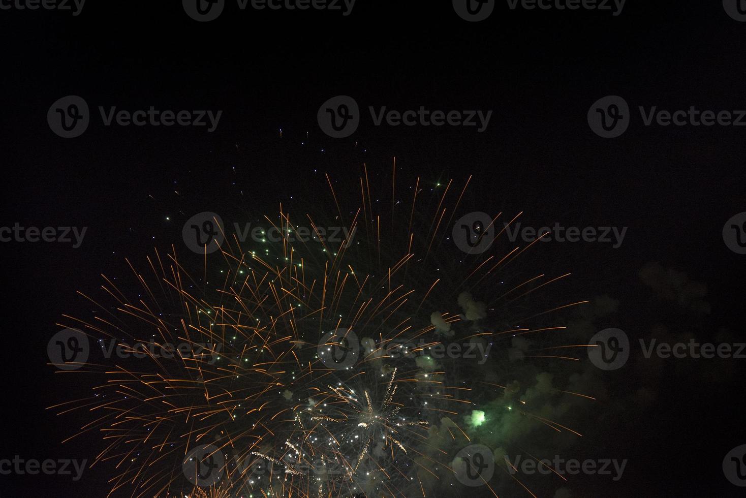 Feuerwerk am Nachthimmel im Urlaub. foto