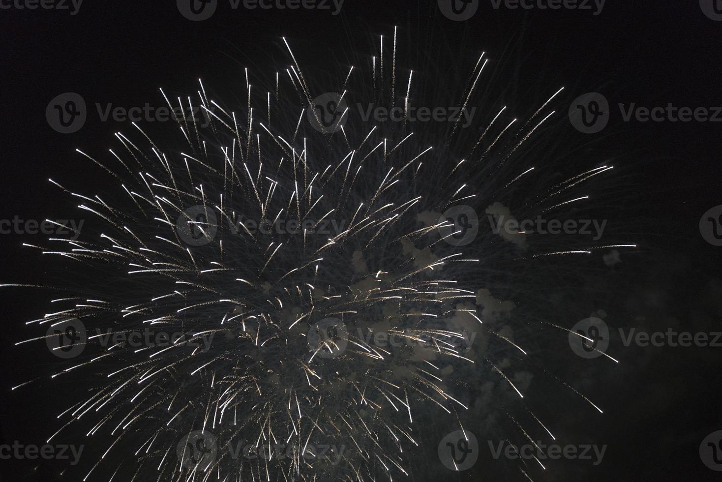 Feuerwerk am Nachthimmel im Urlaub. foto