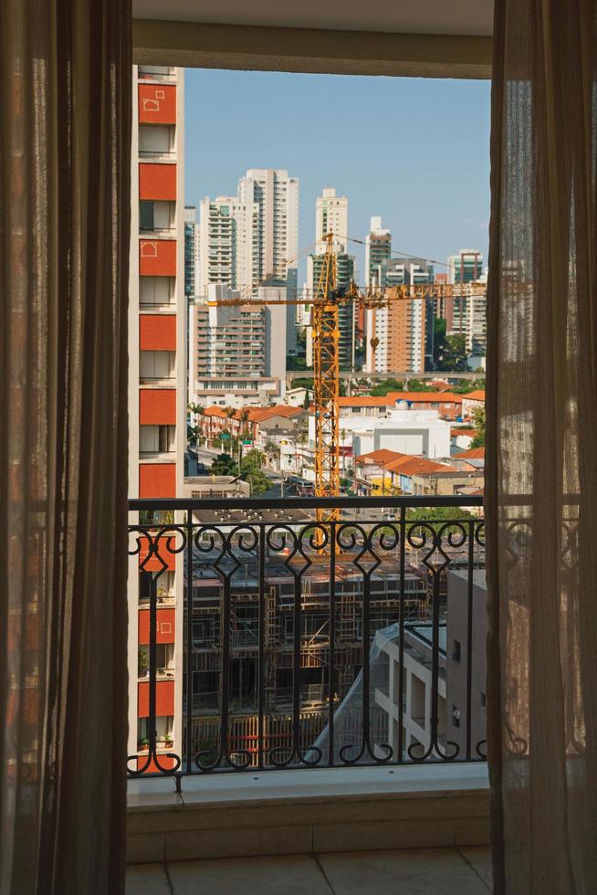 Skyline der Stadt von einem Balkon in einem Gebäude in Sao Paulo gesehen. die gigantische stadt, berühmt für ihre kulturelle und geschäftliche berufung in brasilien. foto