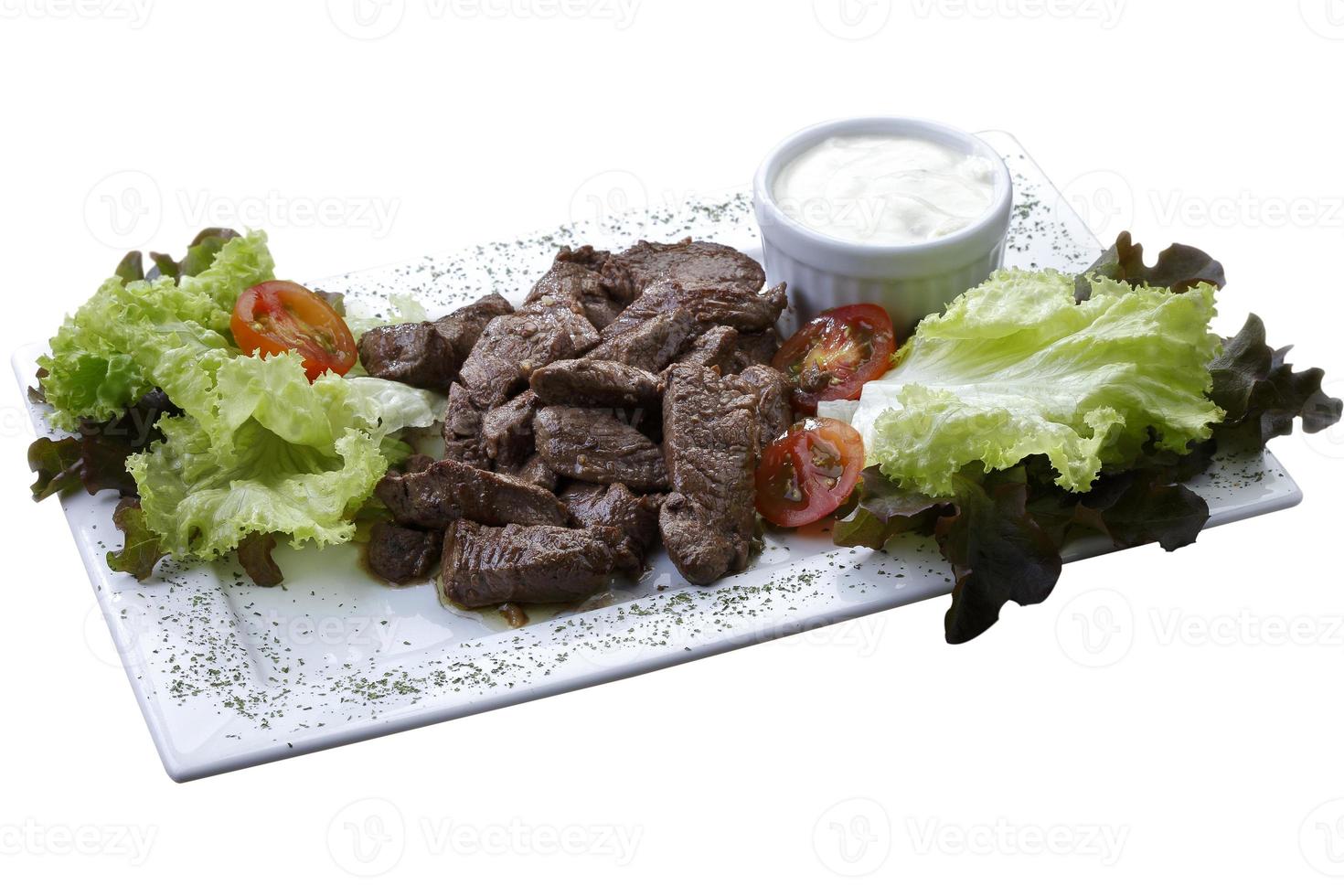 Filet Mignon mit Salat und weißer Sauce foto