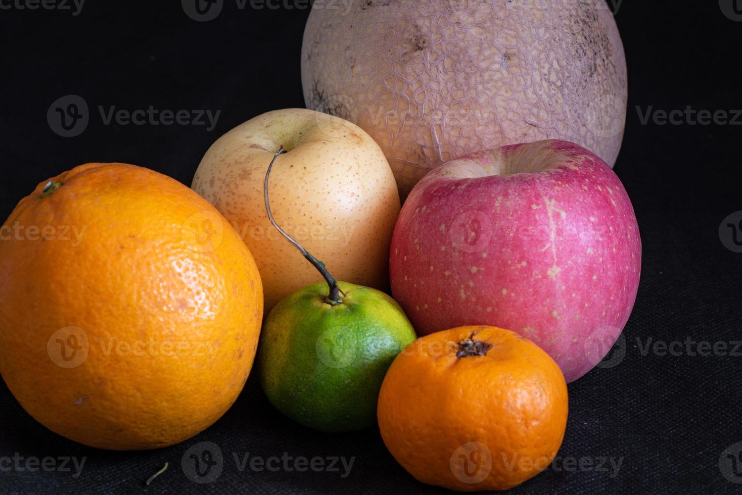 Früchte in schwarzem Hintergrund foto