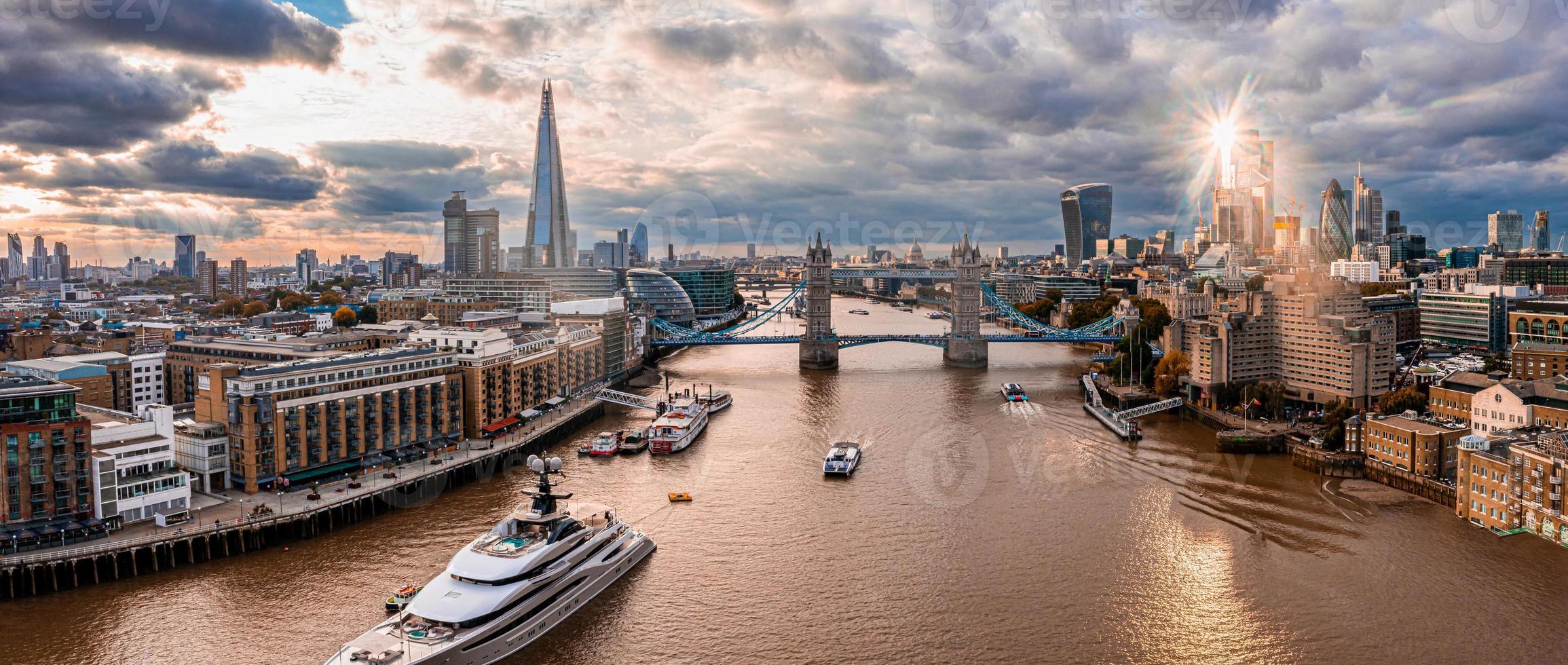 Panorama-Sonnenuntergang aus der Luft auf die London Tower Bridge und die Themse foto