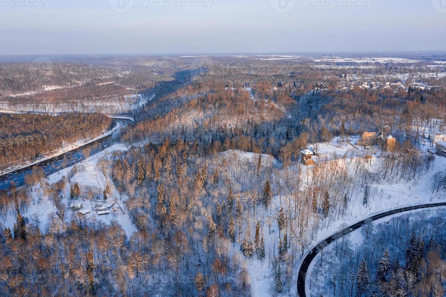 Winter in Sigulda, Lettland. Fluss Gauja und Burg Turaida im Hintergrund. foto