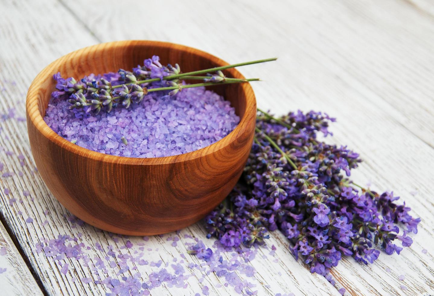 Lavendel und Massagesalz foto