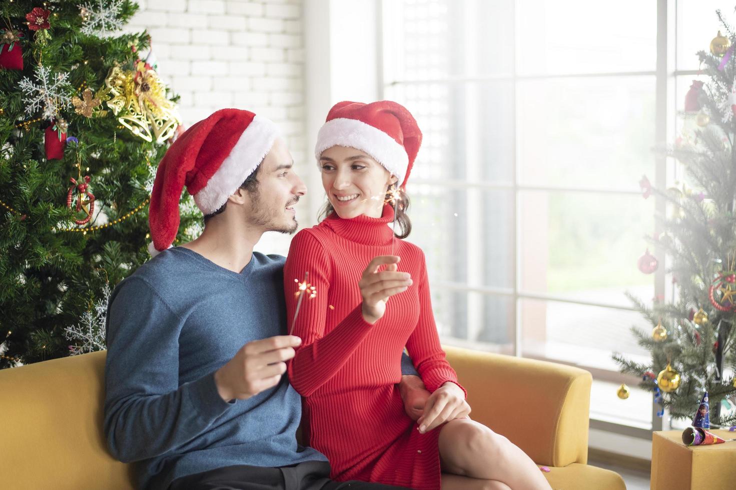 attraktives kaukasisches Liebespaar feiert Weihnachten zu Hause foto