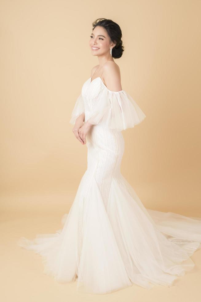 wunderschöne Braut im wunderschönen Couture-Kleid foto