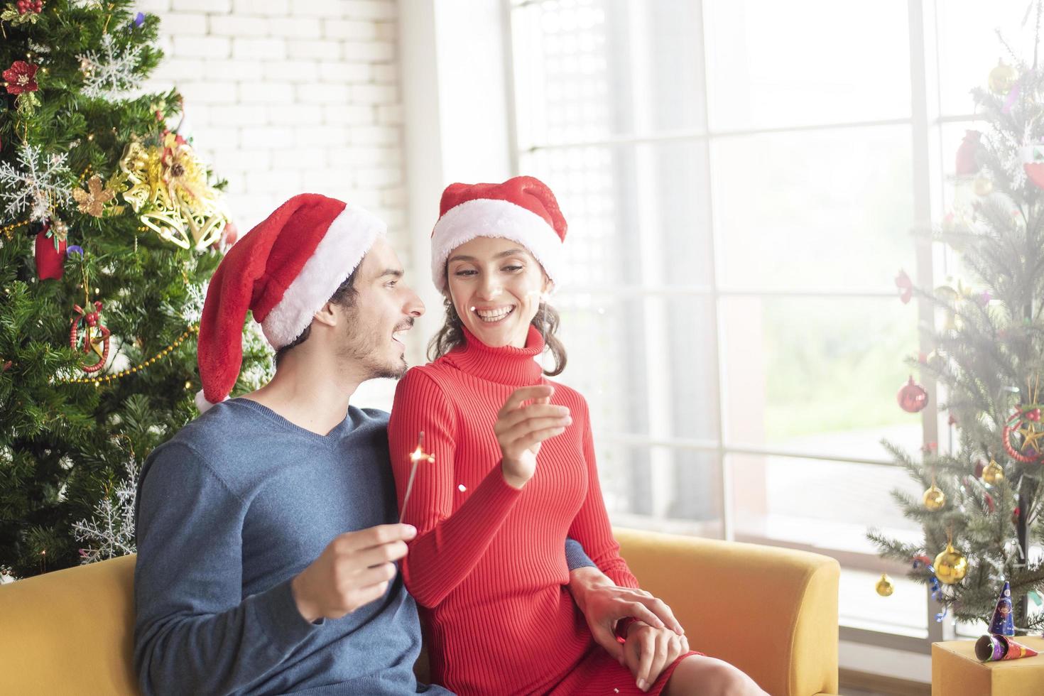 attraktives kaukasisches Liebespaar feiert Weihnachten zu Hause foto