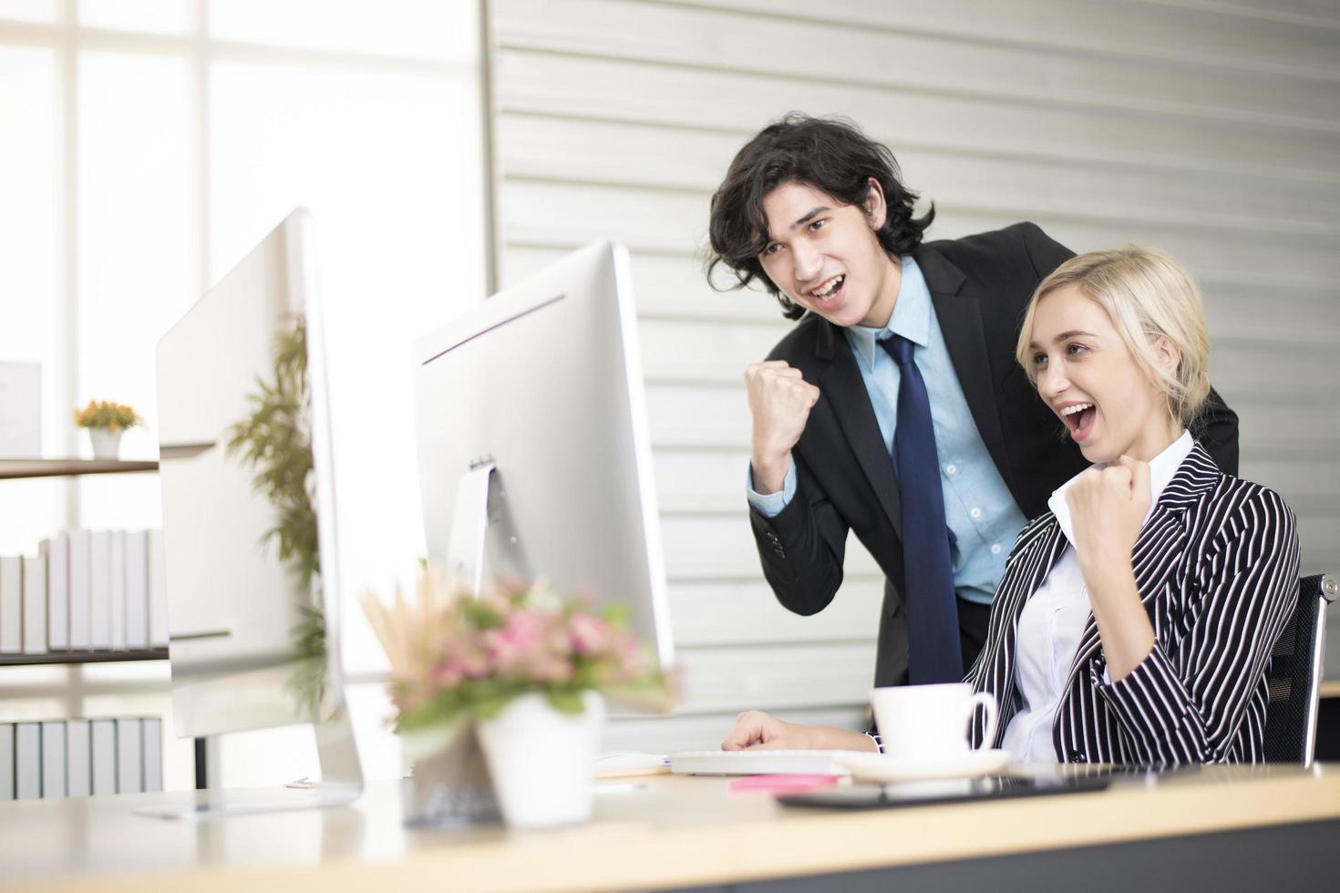 Geschäftsleute freuen sich über Geschäftserfolg im Büro foto