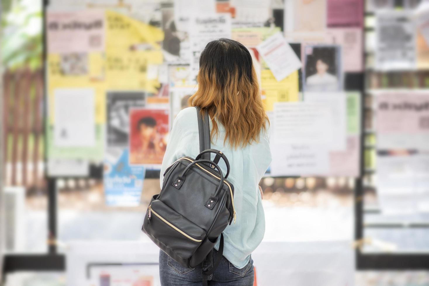 glücklicher junger asiatischer universitätsstudent. foto