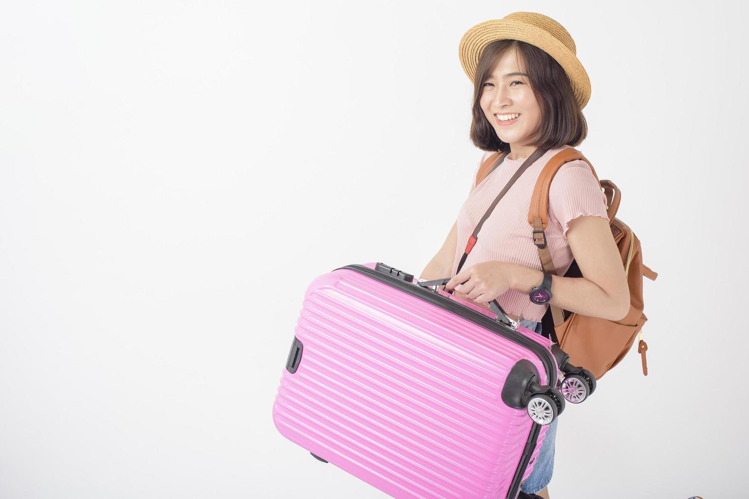 schöne junge asiatische Touristenfrau glücklich auf weißem Hintergrundstudio foto