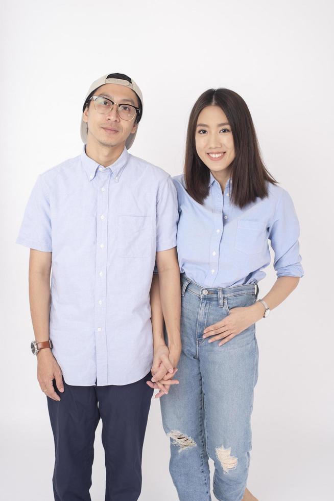 glückliches asiatisches Paar verliebt auf weißem Hintergrund foto