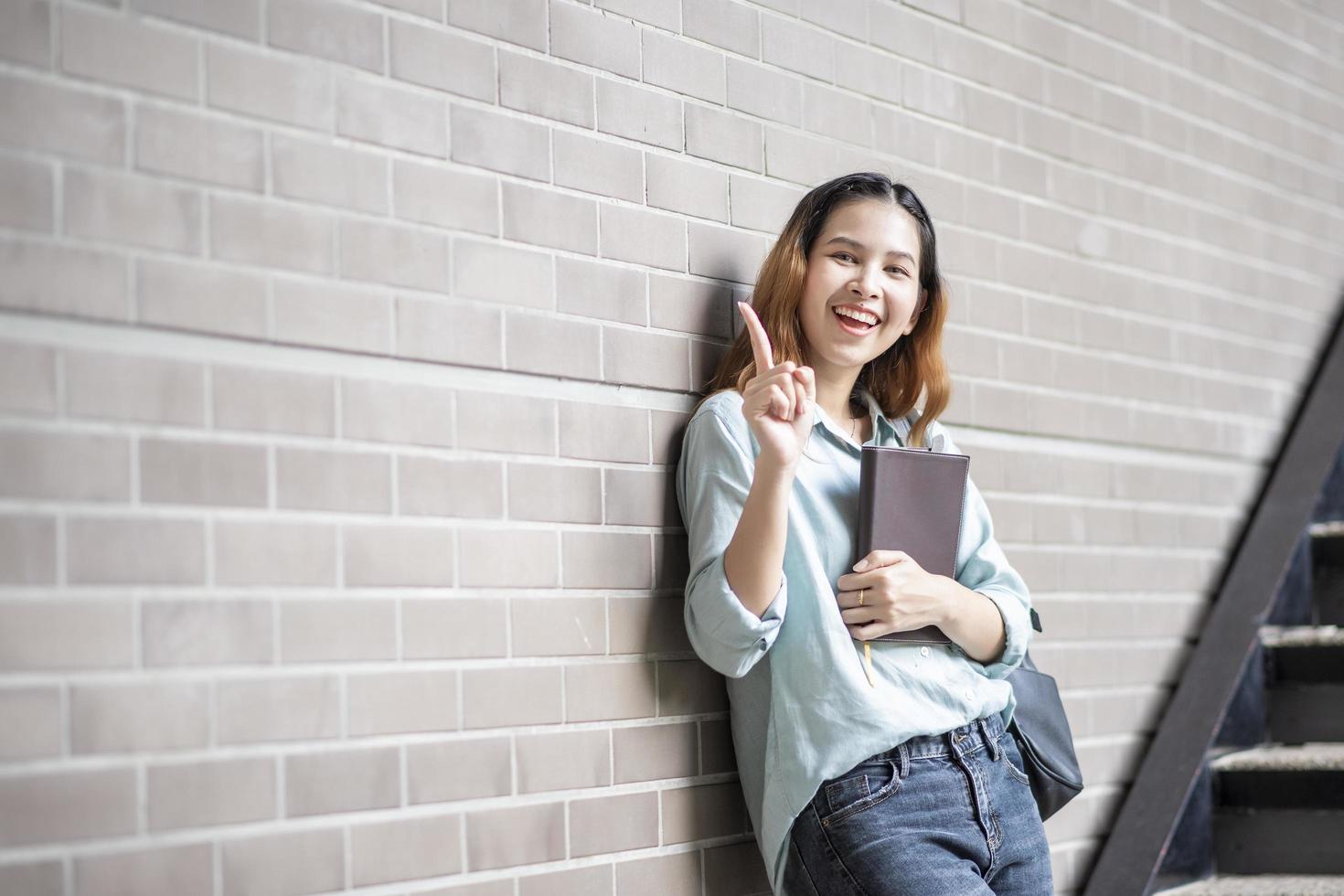glücklicher junger asiatischer universitätsstudent. foto