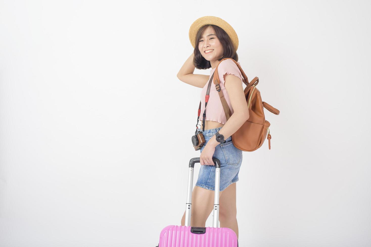 schöne junge asiatische Touristenfrau glücklich auf weißem Hintergrundstudio foto