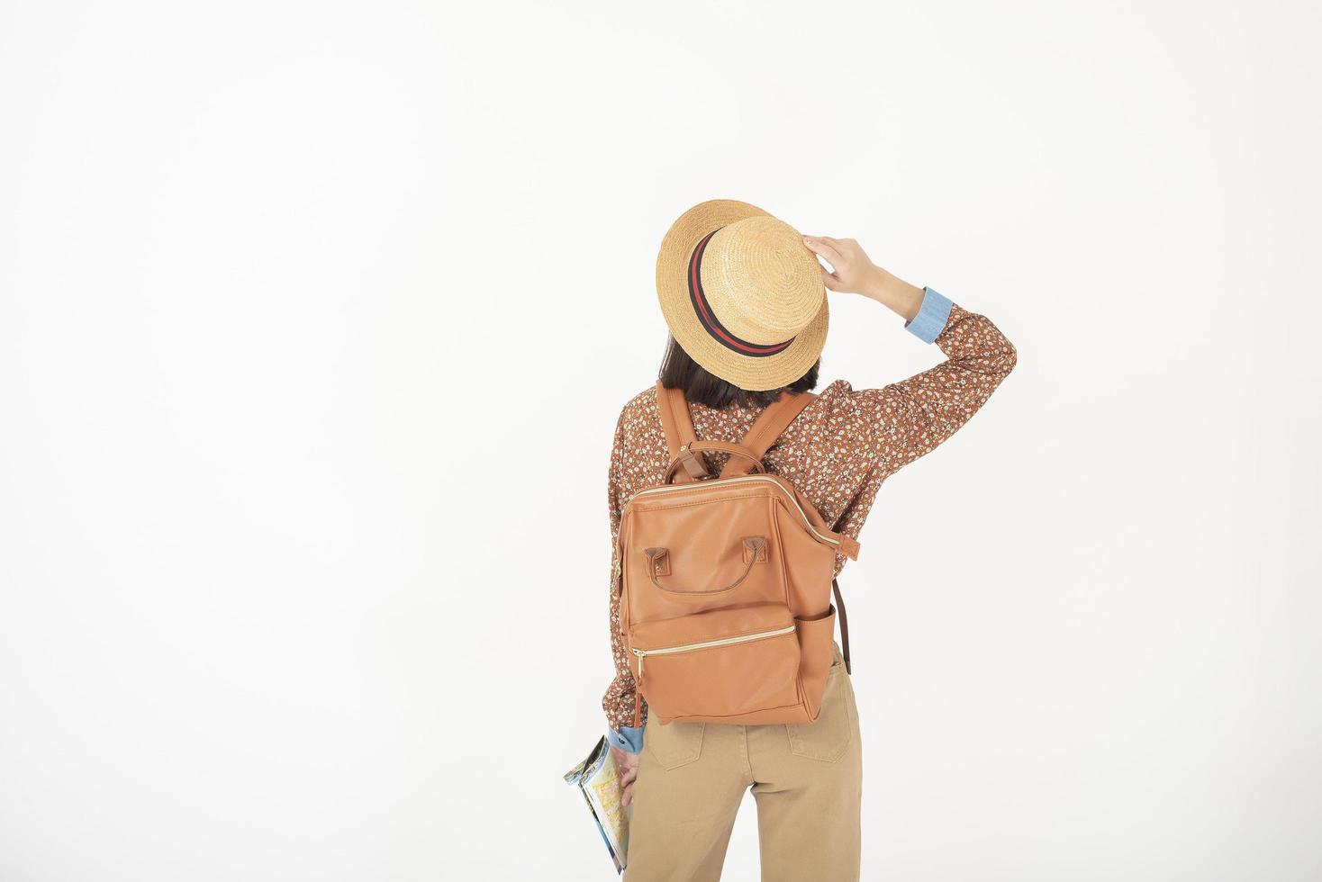 schöne junge asiatische Touristenfrau glücklich auf weißem Hintergrundstudio foto