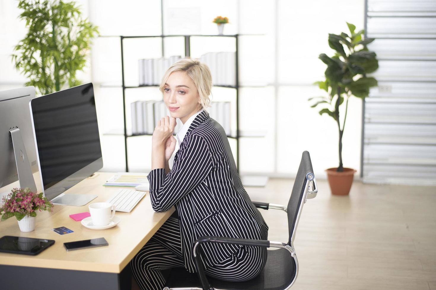 schöne kluge kaukasische Geschäftsfrau im Büro foto