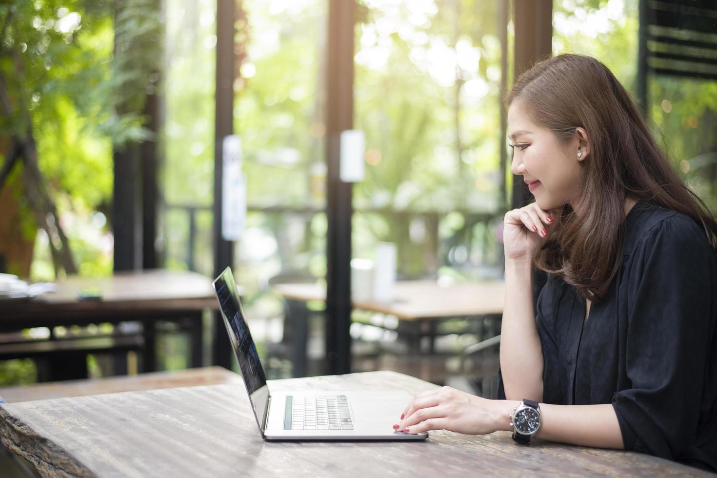 intelligente asiatische Frau arbeitet mit Laptop-Computer foto