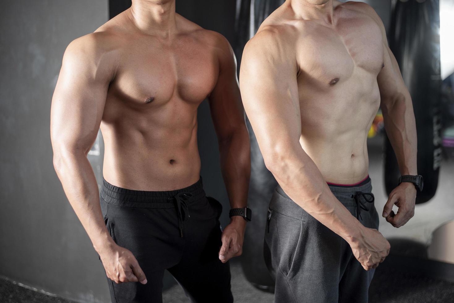 Nahaufnahme muskulöser Mann ist Übung im Fitness-Studio foto