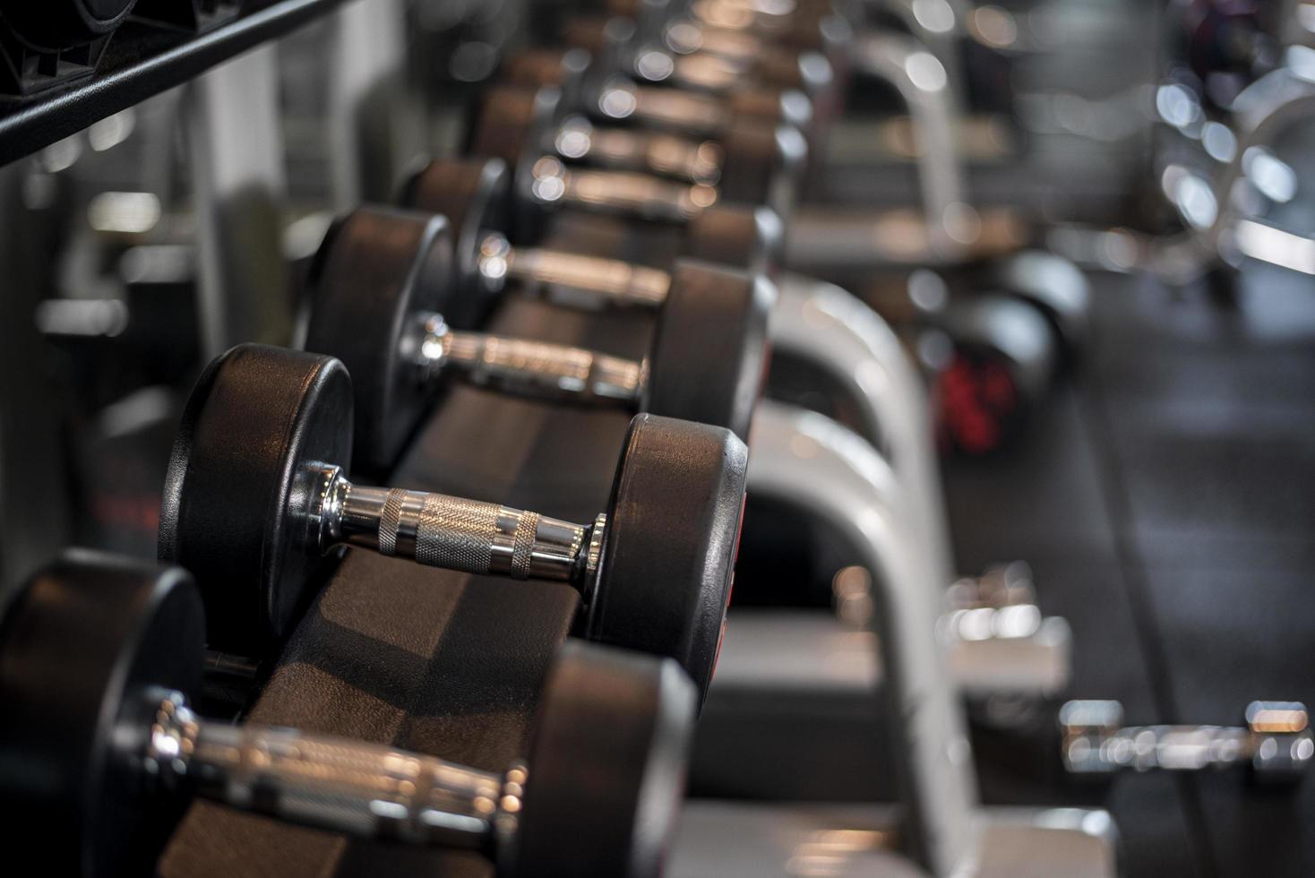 Reihe von Hanteln im Fitness-Studio foto