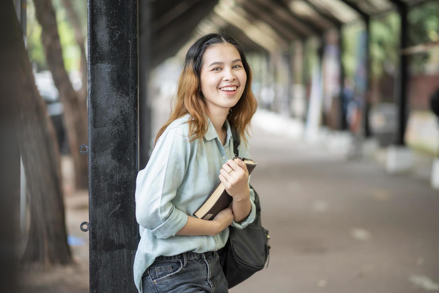 glücklicher junger asiatischer universitätsstudent. foto