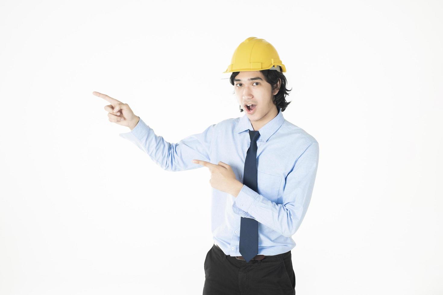Ingenieur mit gelbem Helm auf Weiß foto