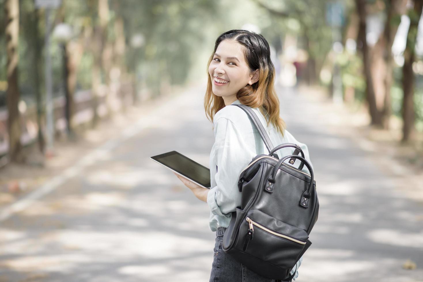 glücklicher junger asiatischer universitätsstudent. foto