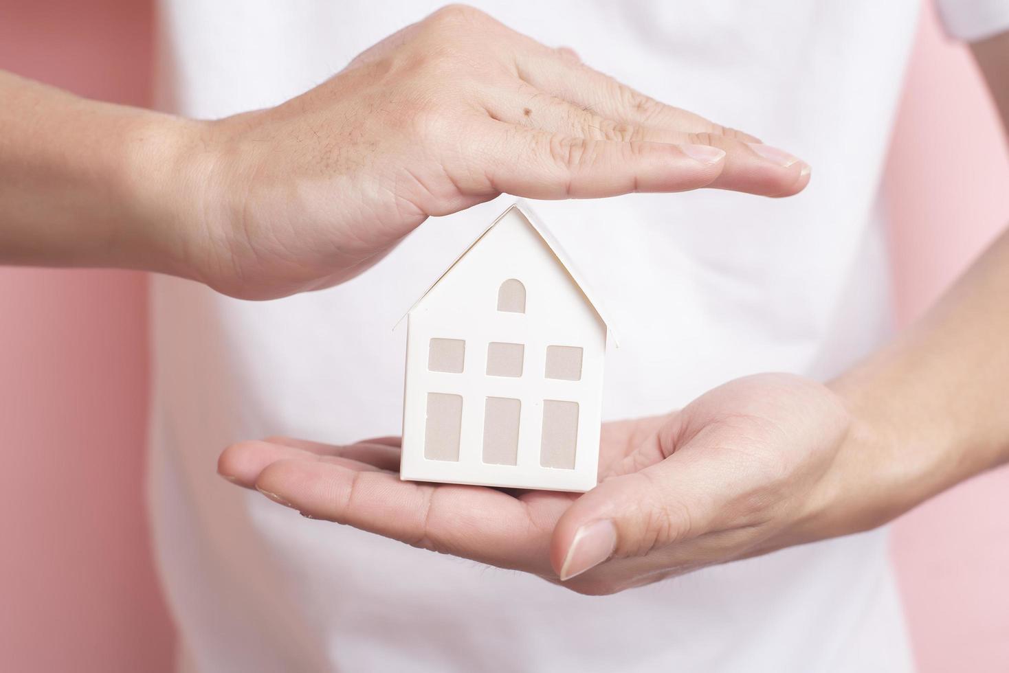 kleines weißes Haus auf menschlicher Hand foto