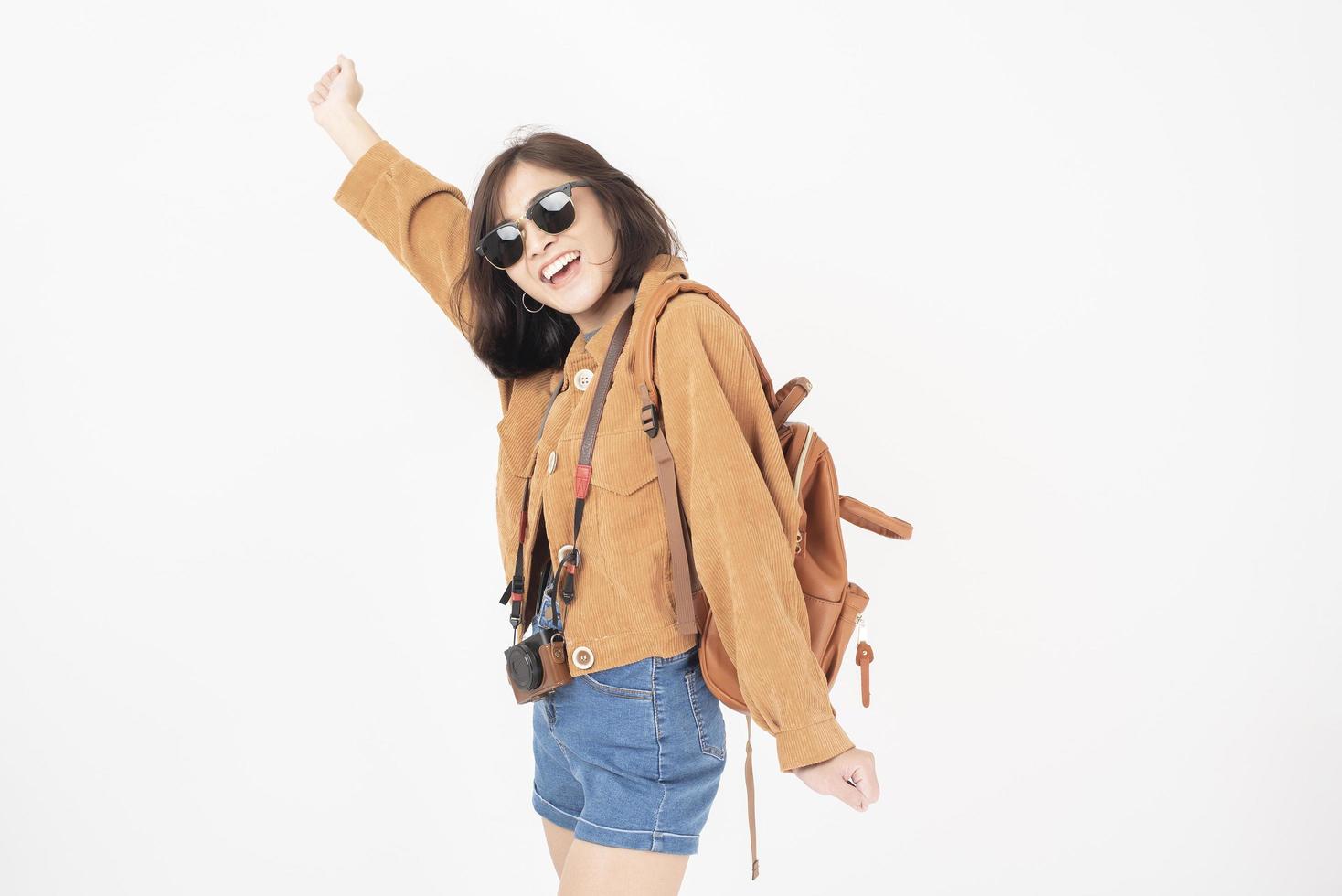 schöne junge asiatische Touristenfrau glücklich auf weißem Hintergrundstudio foto