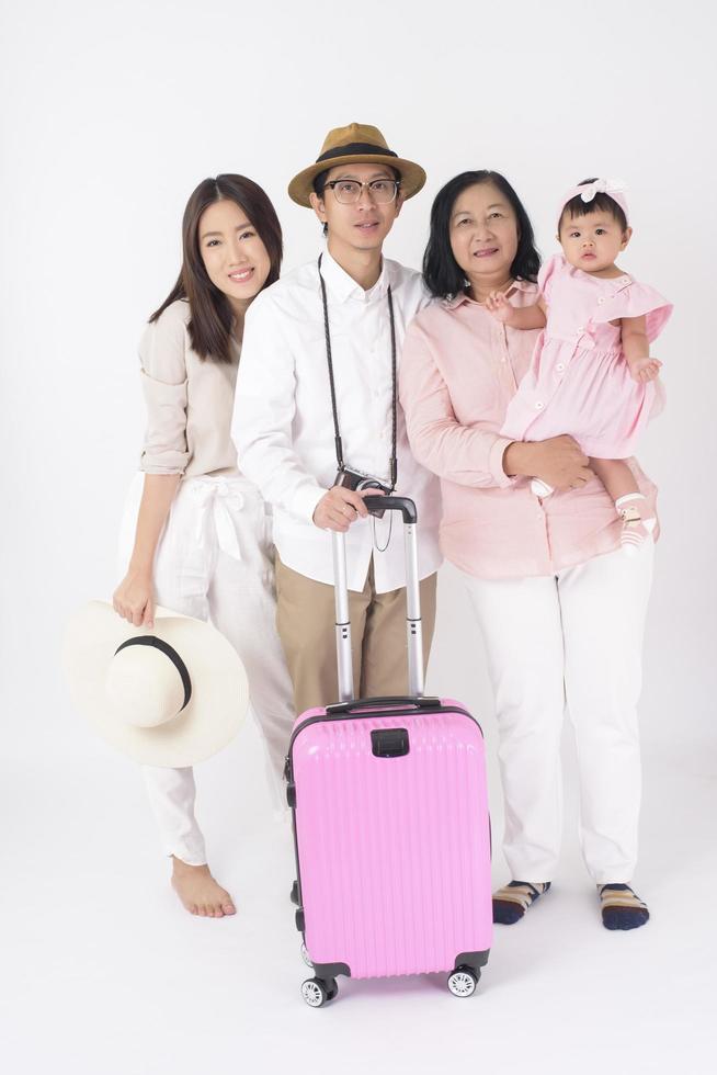 glückliche asiatische familie sind bereit, auf weißem hintergrund zu reisen foto