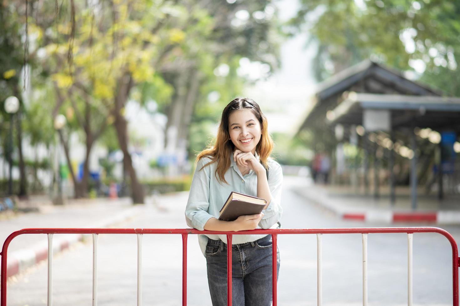 glücklicher junger asiatischer universitätsstudent. foto