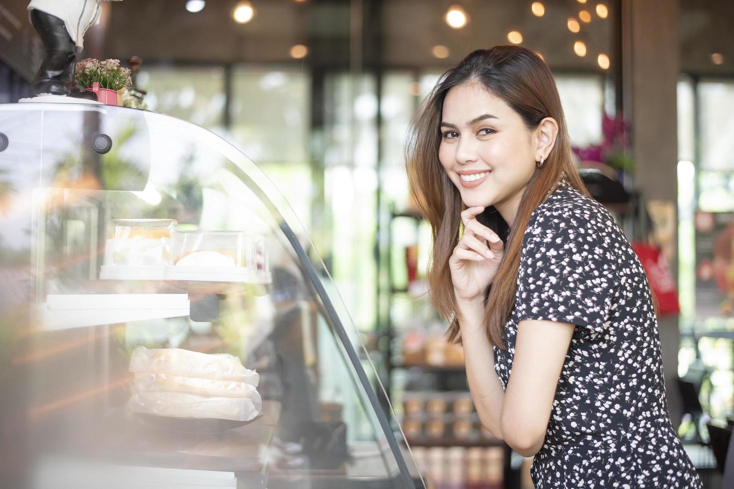 schöne frau in der bäckerei foto