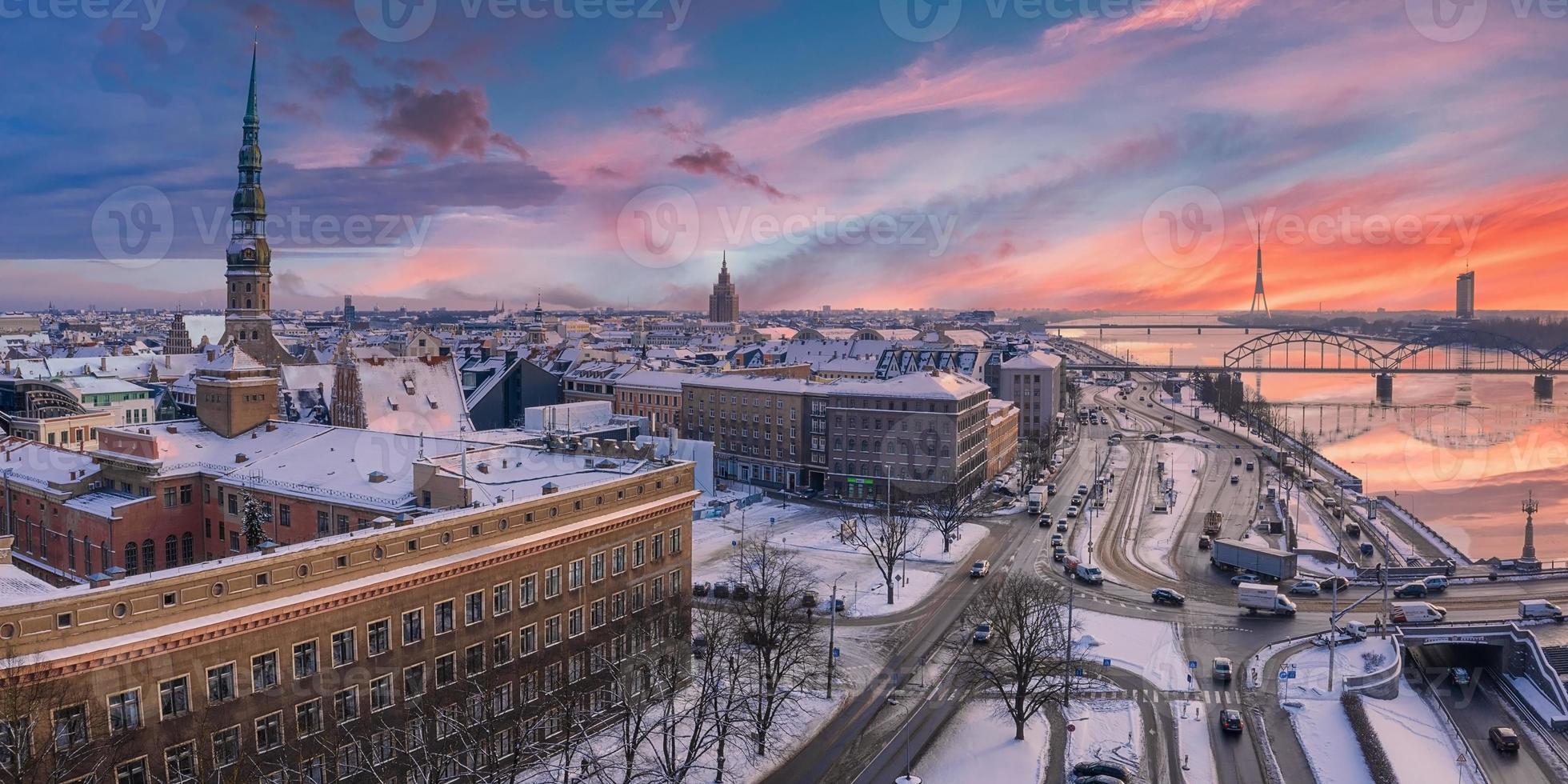 Panoramablick auf die Altstadt von Riga während des sonnigen Wintertages, Lettland foto