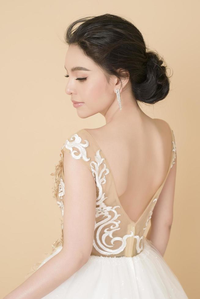 wunderschöne Braut im wunderschönen Couture-Kleid foto