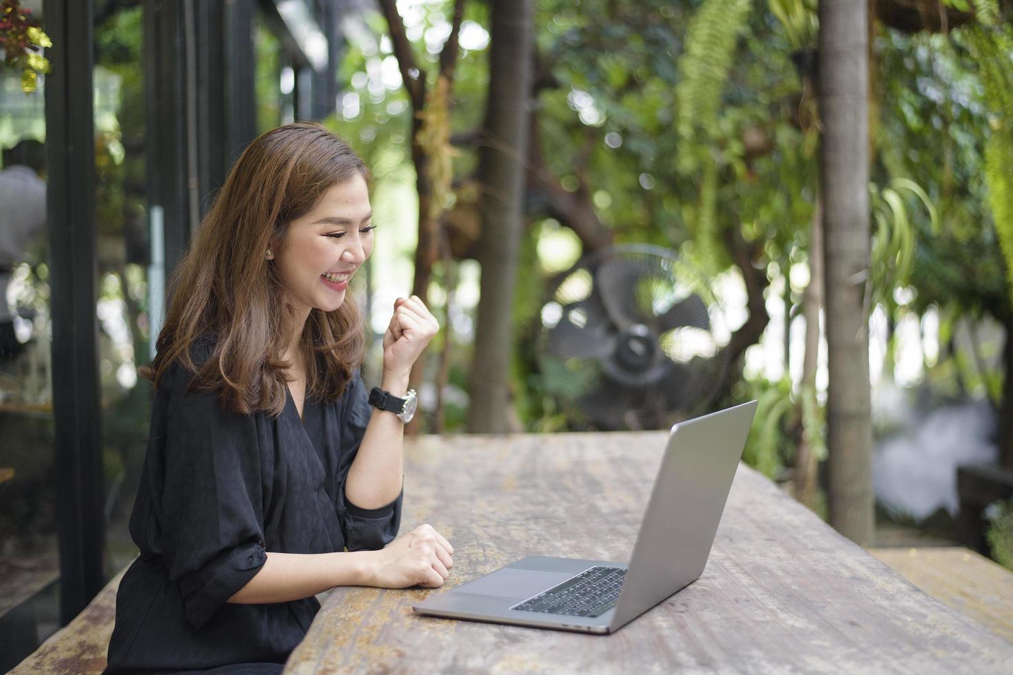 asiatische Geschäftsfrau ist glücklich mit ihrem Job foto