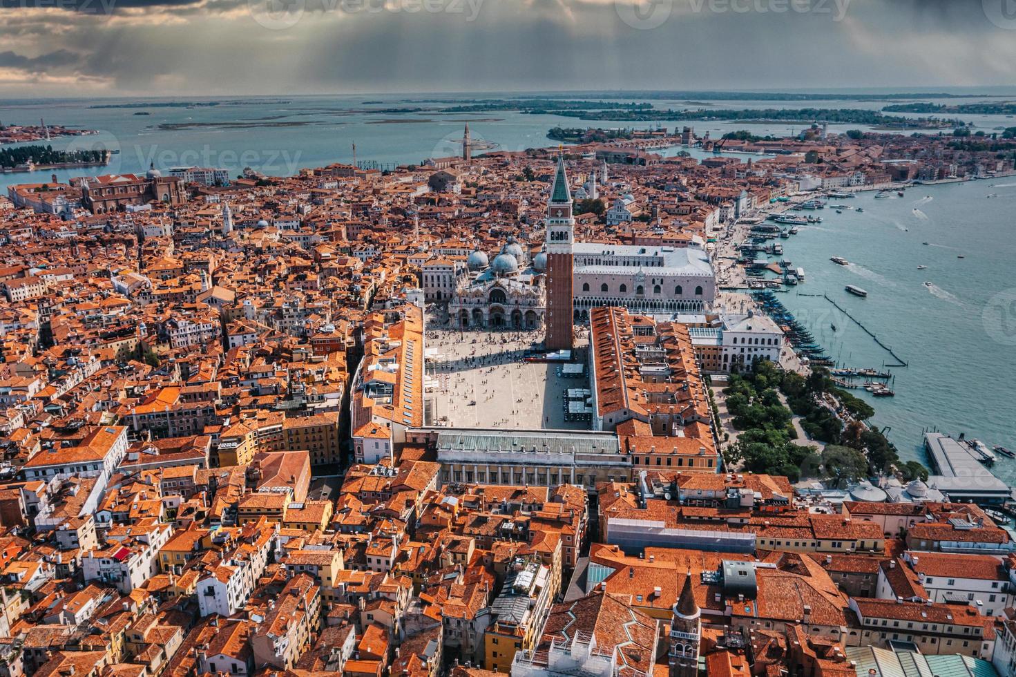 Luftaufnahme von Venedig in der Nähe des Markusplatzes foto