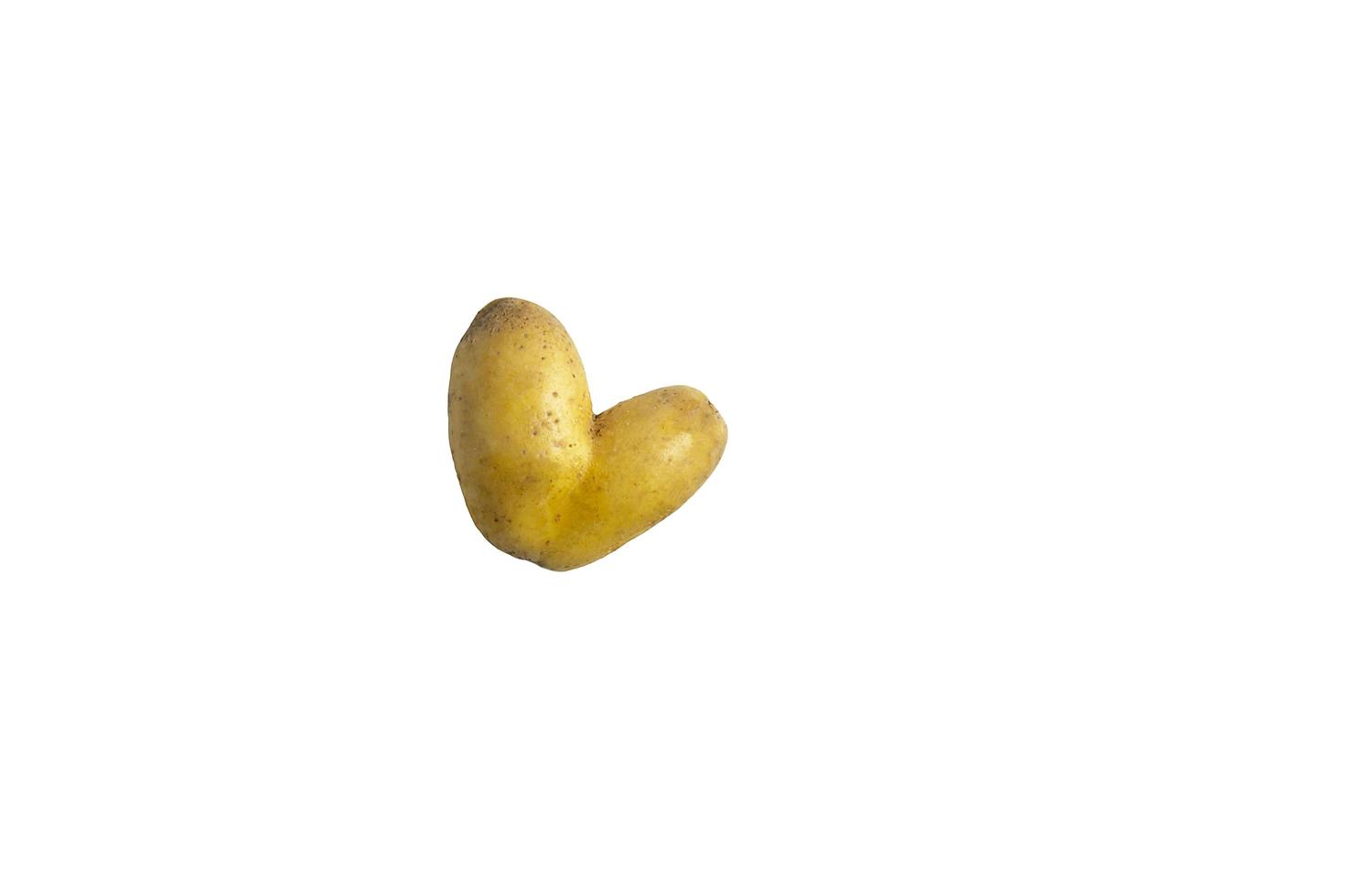 rohe Kartoffeln in Herzform auf weißem Hintergrund foto