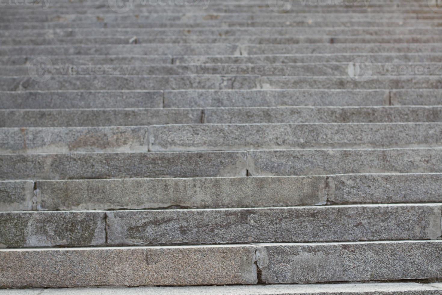 abstrakte Treppe in Schwarzweiß, abstrakte Stufen, Treppen in der Stadt. Granittreppen, breite Steintreppen, die oft an Denkmälern und Wahrzeichen zu sehen sind. selektiver Fokus. foto