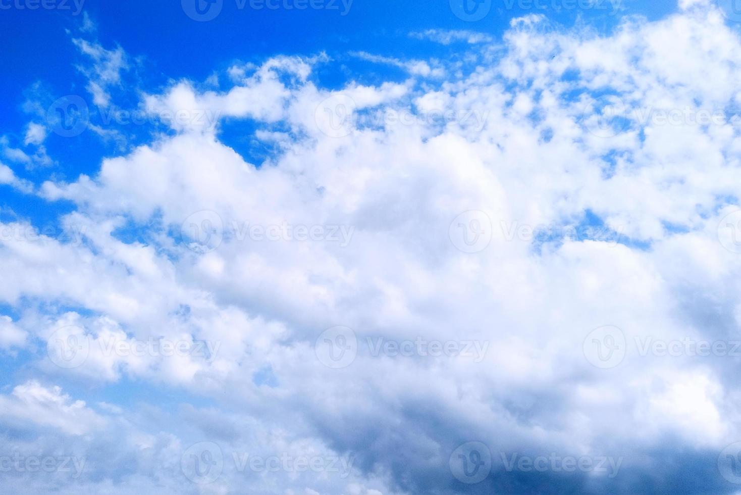 blauer Himmel mit Wolkenhintergrund. bedeckte Textur. selektiver Fokus. Platz kopieren. Attrappe, Lehrmodell, Simulation foto