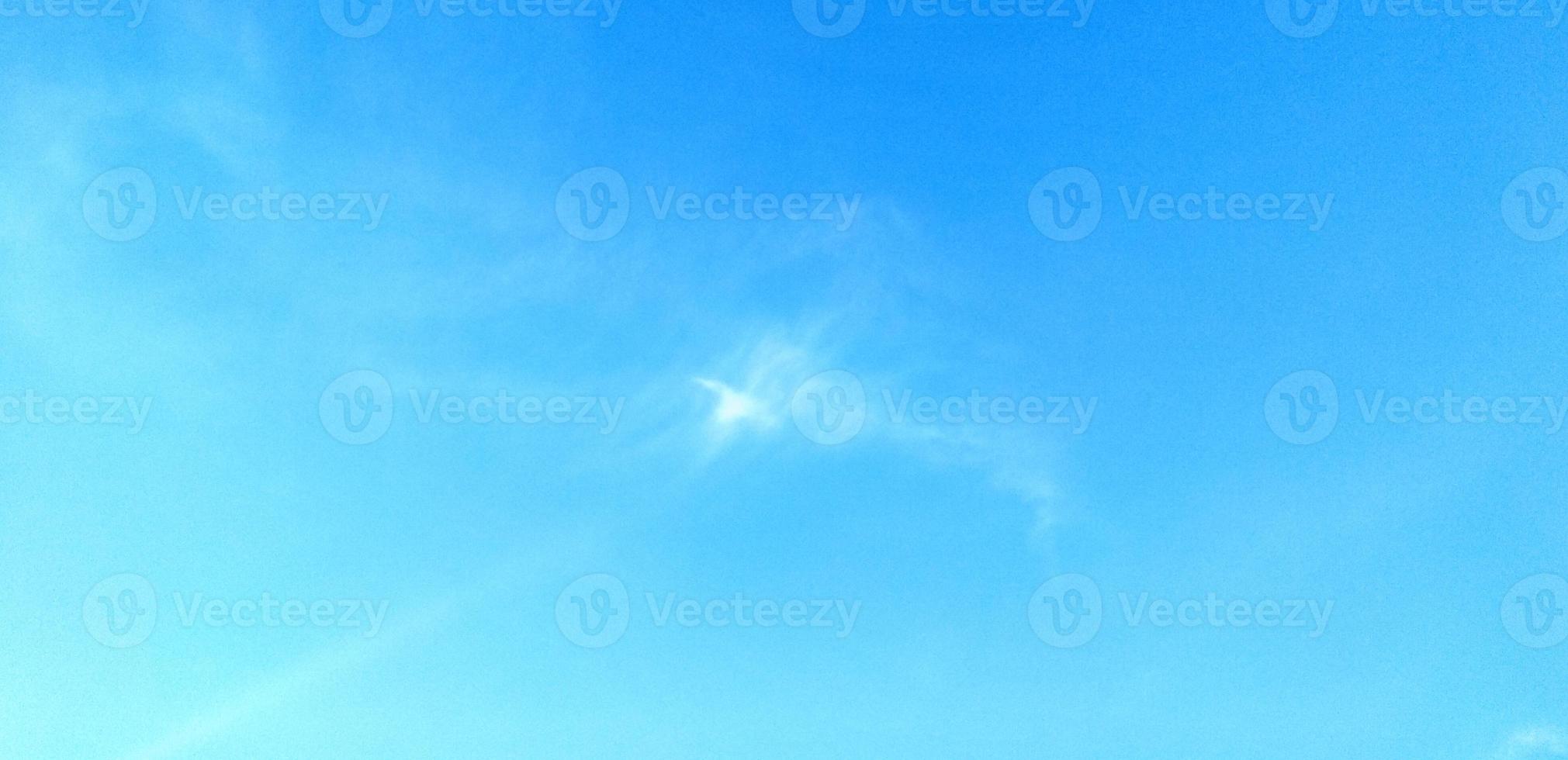 blauer Himmel mit Wolkenhintergrund. bedeckte Textur. selektiver Fokus. Platz kopieren. Attrappe, Lehrmodell, Simulation foto