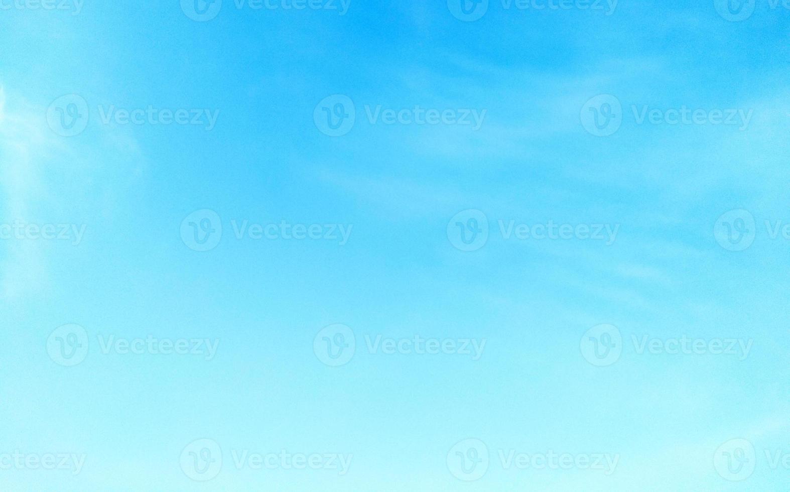 blauer Himmel mit Wolkenhintergrund. bedeckte Textur. selektiver Fokus. Platz kopieren. Attrappe, Lehrmodell, Simulation foto