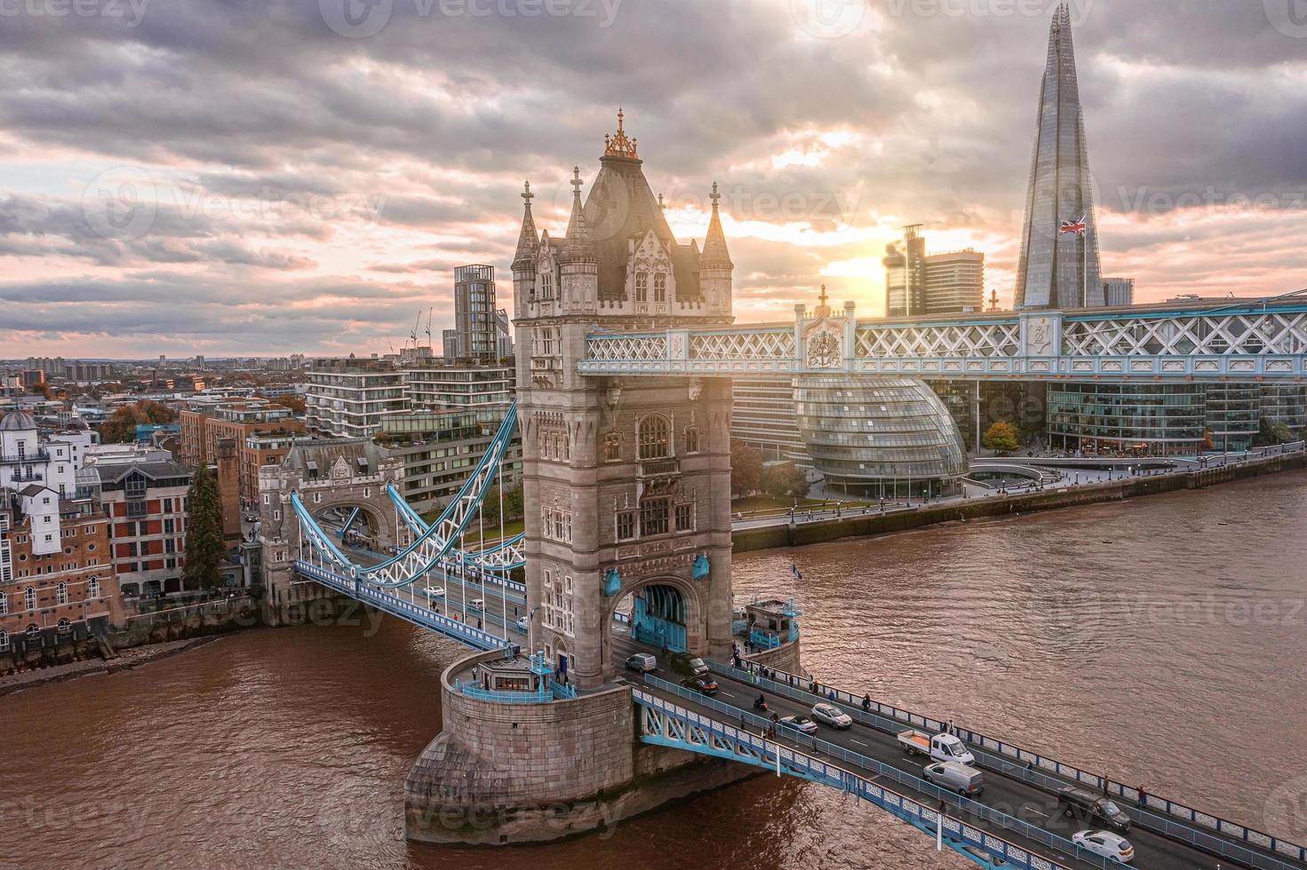 Panorama-Sonnenuntergang aus der Luft auf die London Tower Bridge und die Themse foto