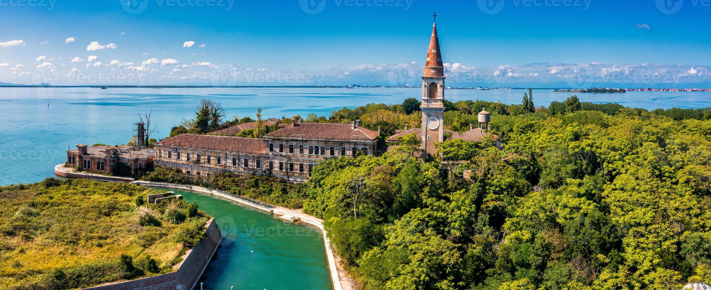 Luftaufnahme der geplagten Geisterinsel Poveglia in Venedig foto