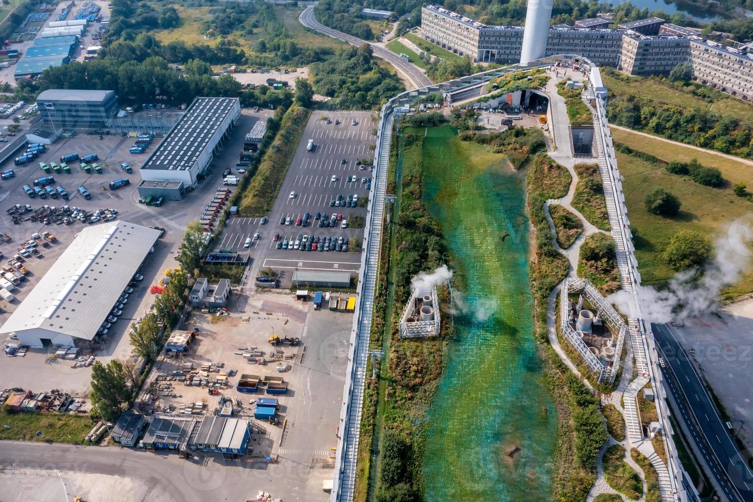 Amager Bakke, Copenhill Müll zum Energiekraftwerk in Kopenhagen, Dänemark mit dem Skigebiet auf dem Dach. foto