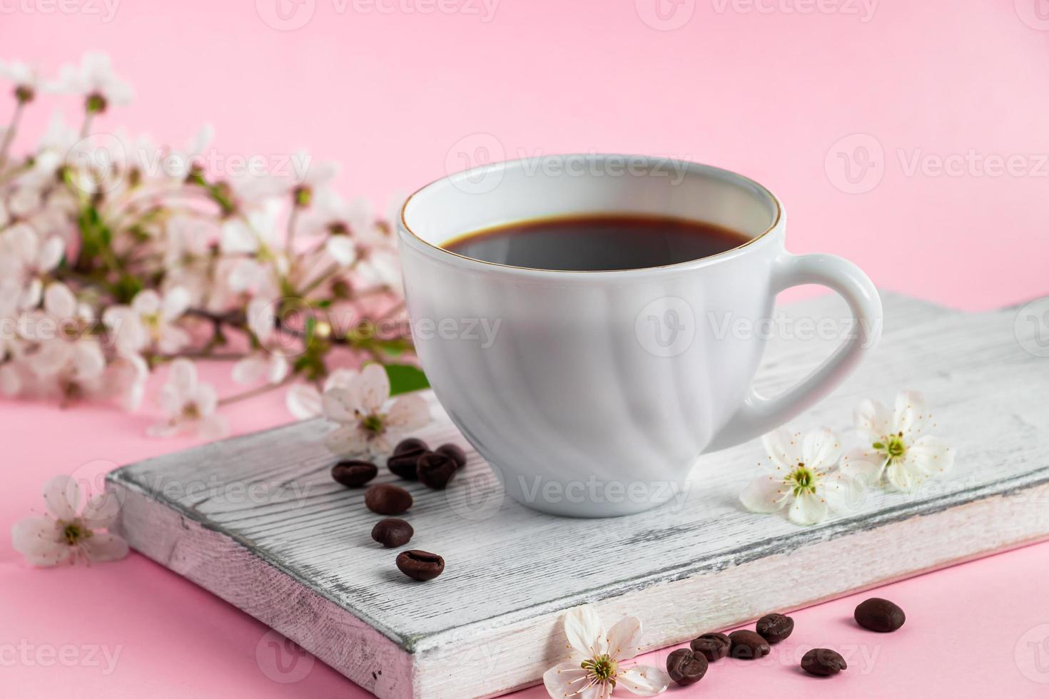 Tasse starken Espresso-Kaffee und zarte Frühlingsblumen auf rosa Hintergrund. foto