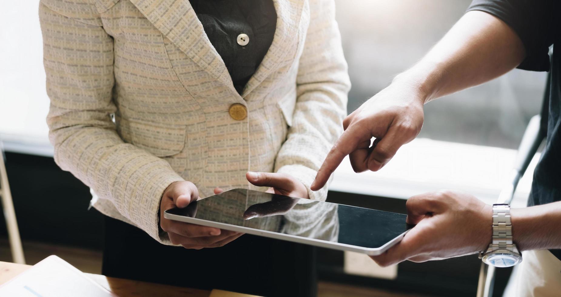 Beratung des Fondsmanagerteams und Diskussion über die Analyse des Aktienmarktes mit dem digitalen Tablet. foto