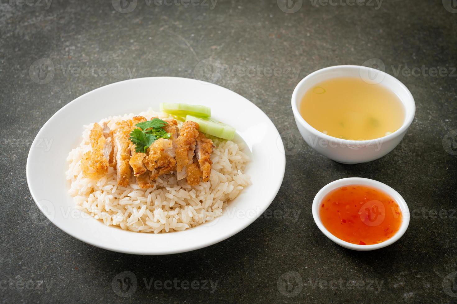gedämpfter Reis mit gebratenem Hühnchen oder hainanischem Hühnchenreis foto