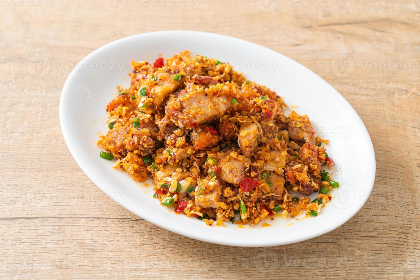 gebratenes knuspriges Schweinebauch mit Salz und Chili foto