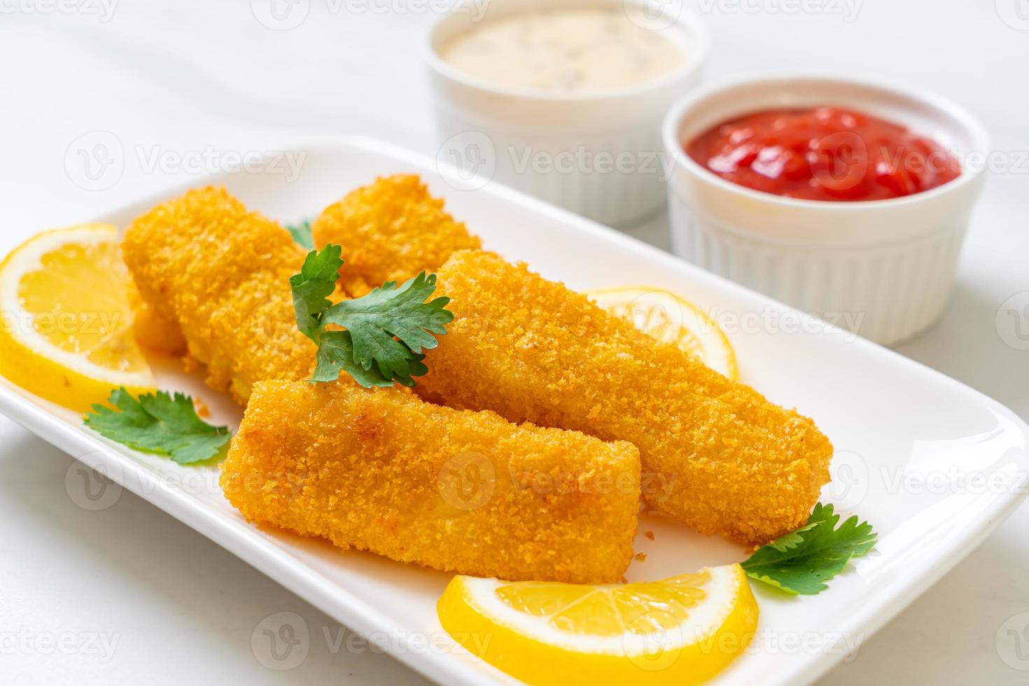 gebratene Fischstäbchen oder Pommes frites foto